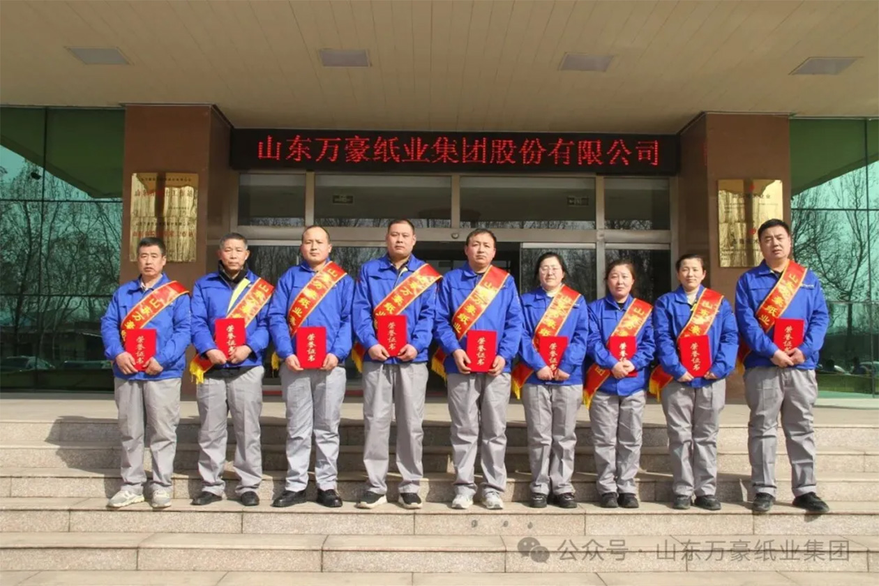 優(yōu)秀員工1.jpg 優(yōu)秀員工1.jpg